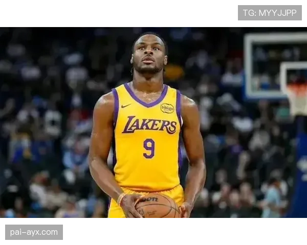 戴维斯展现全能锋线实力，技术特点成球队争冠关键